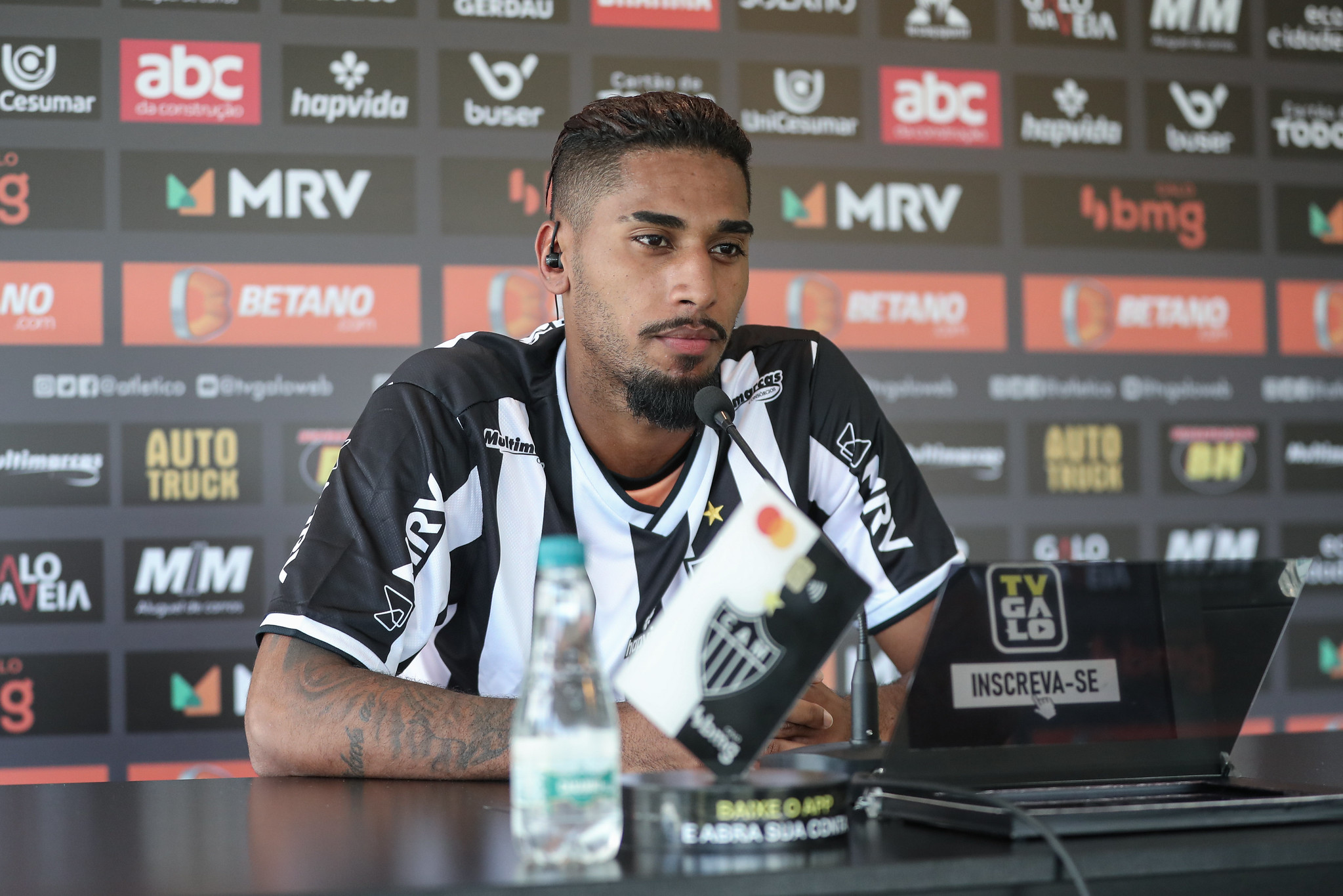 F Bio Gomes Apresentado E Recebe A Camisa Clube Atl Tico Mineiro