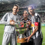 Tardelli, Victor e Léo Silva com a taça da Copa do Brasil