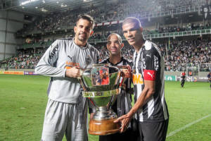 Tardelli, Victor e Léo Silva com a taça da Copa do Brasil