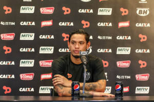 Carlos Eduardo espera voltar ao time com vitória em Recife