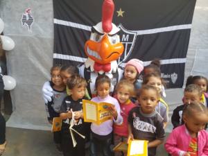 Galo Doido visita instituições