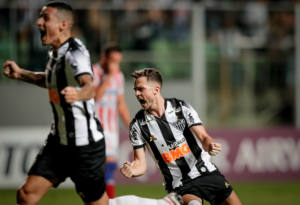 Galo vence, mas perde chances claras e deixa a Sul-Americana