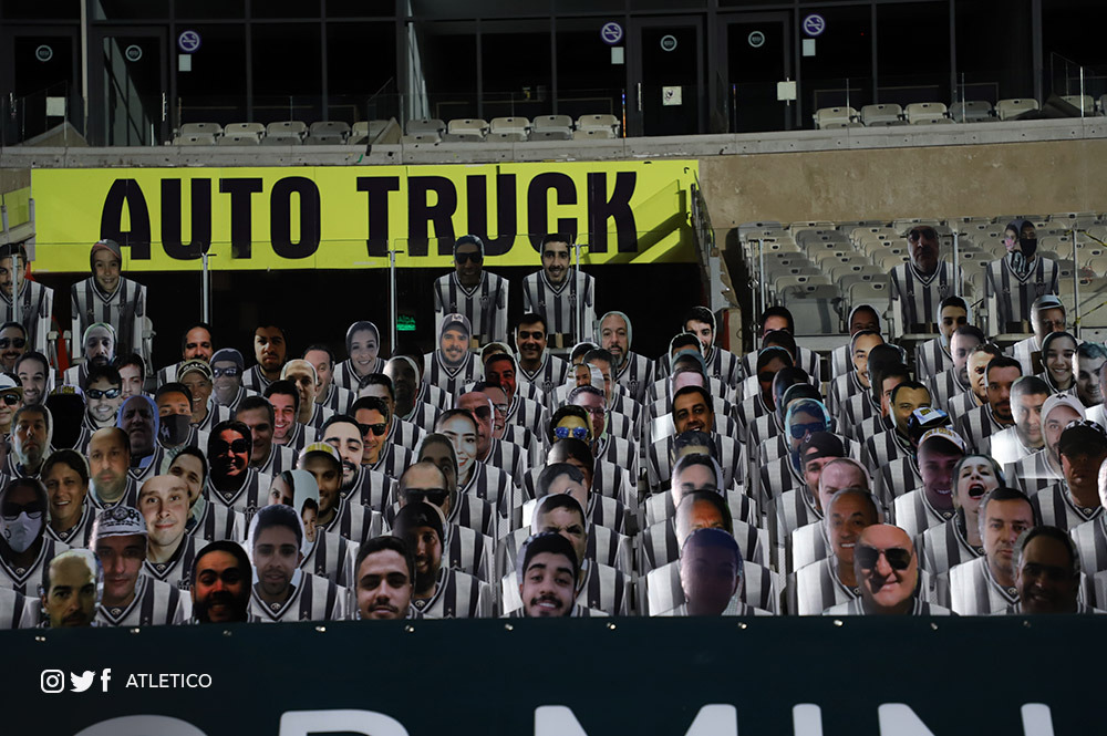 Bonecos personalizados de torcedores deram um colorido especial para as arquibancadas do Mineirão na goleada por 4 a 0 sobre o Patrocinense.