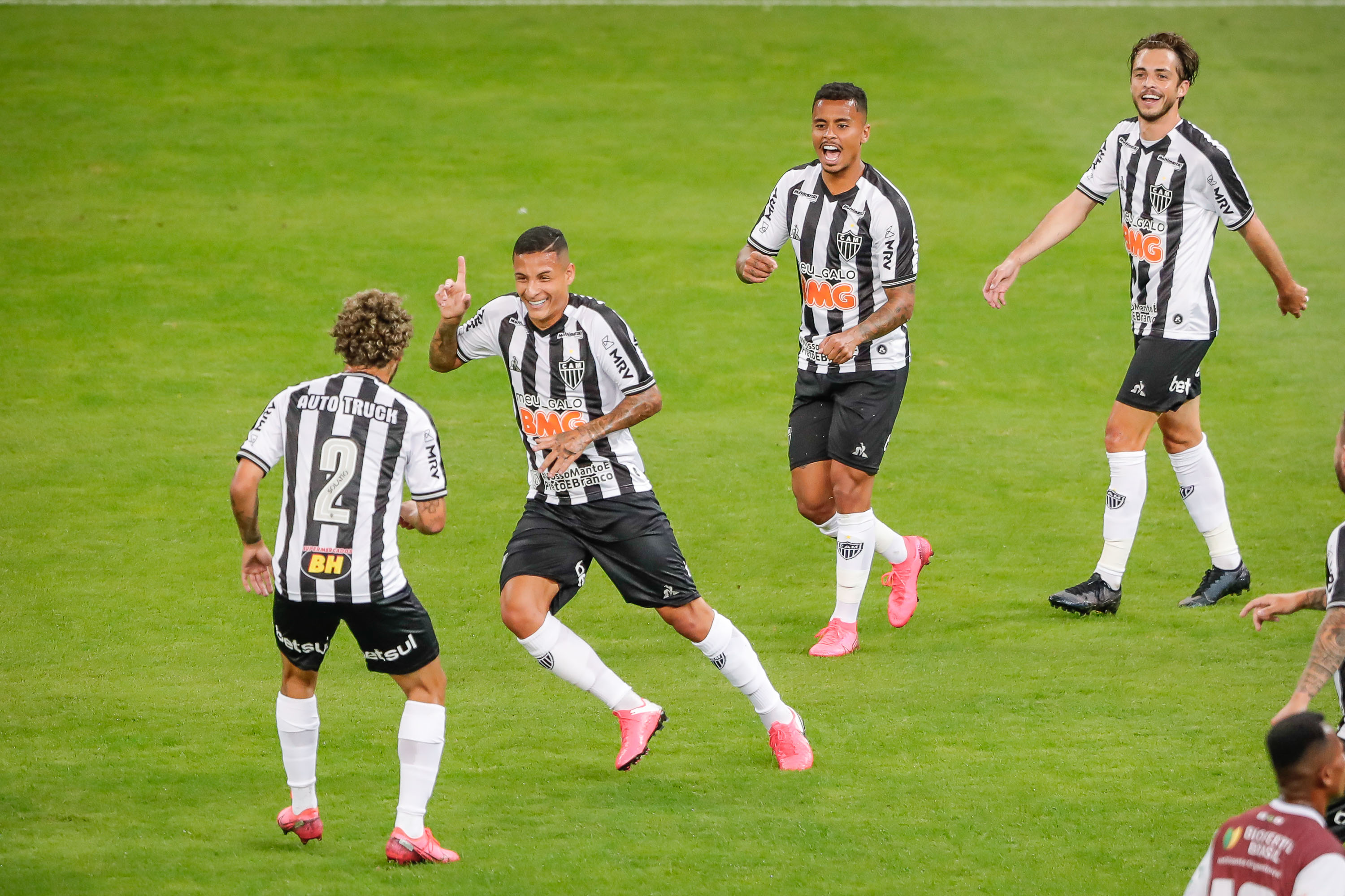 Arana comemora golaço, o segundo do Galo na partida.