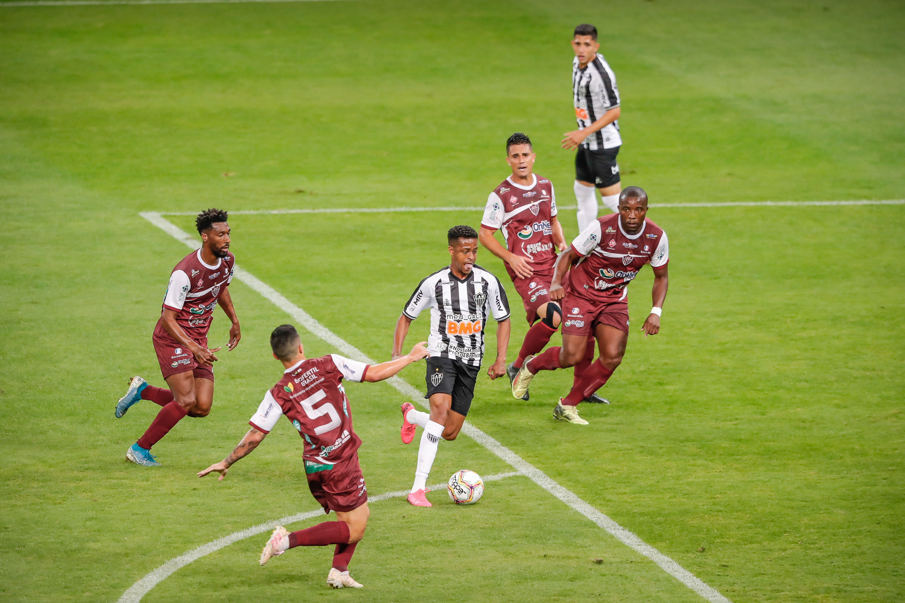 Goleada marcou a estreia do atacante Keno com a camisa alvinegra.