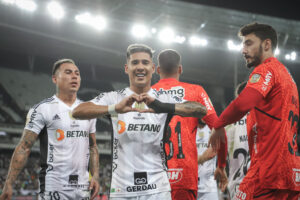 Galo vence o Botafogo e assume liderança