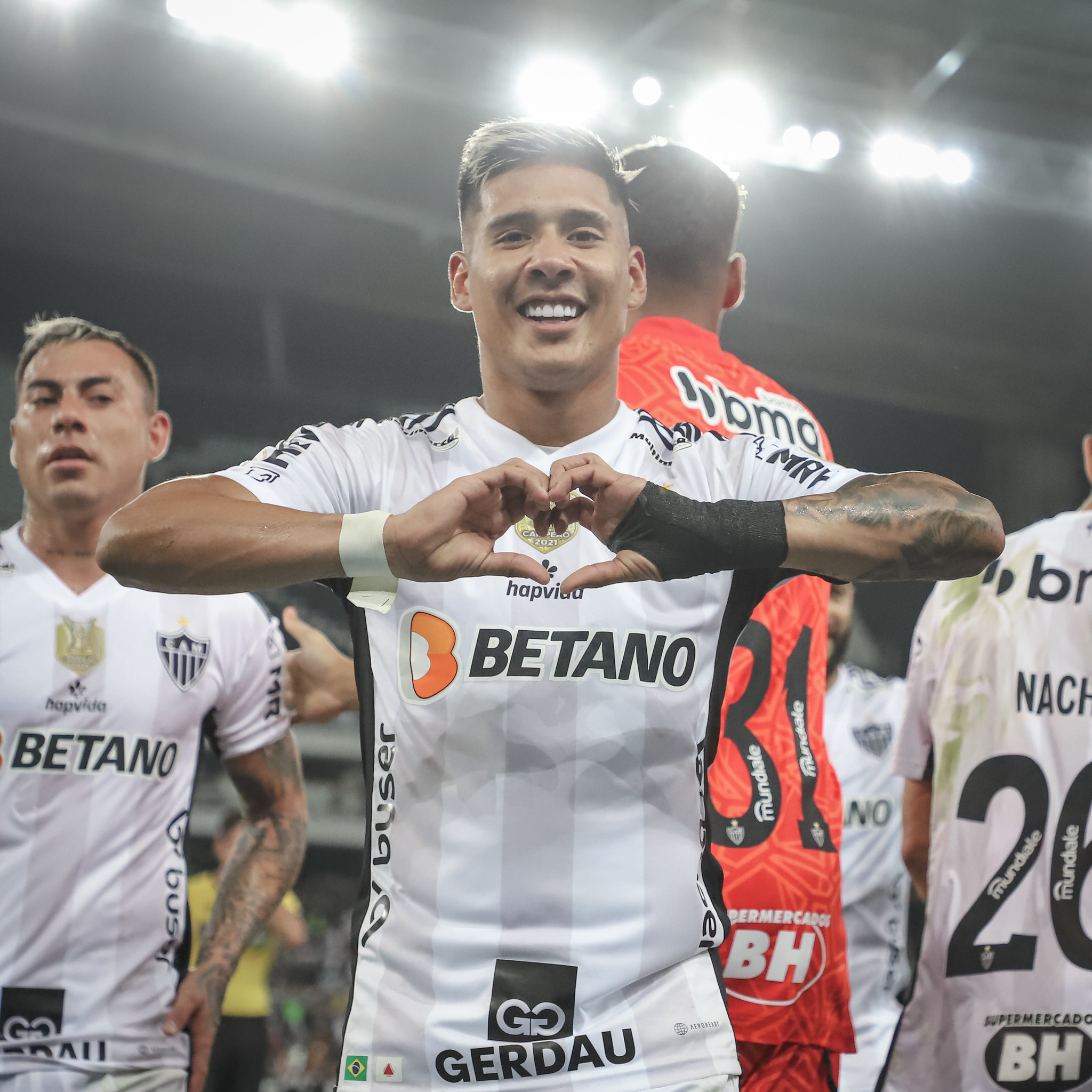Zaracho recebe homenagem por marca histórica Clube Atlético Mineiro