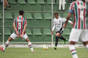 Sub-17 vence o Fluminense e segue líder do Brasileiro