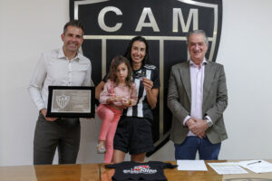 Galo homenageia bicampeã olímpica de vôlei Sheilla