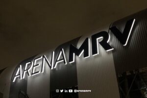 Arena MRV inicia testes de iluminação em letreiro da fachada