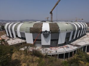 Escudo do Galo é instalado na Arena MRV