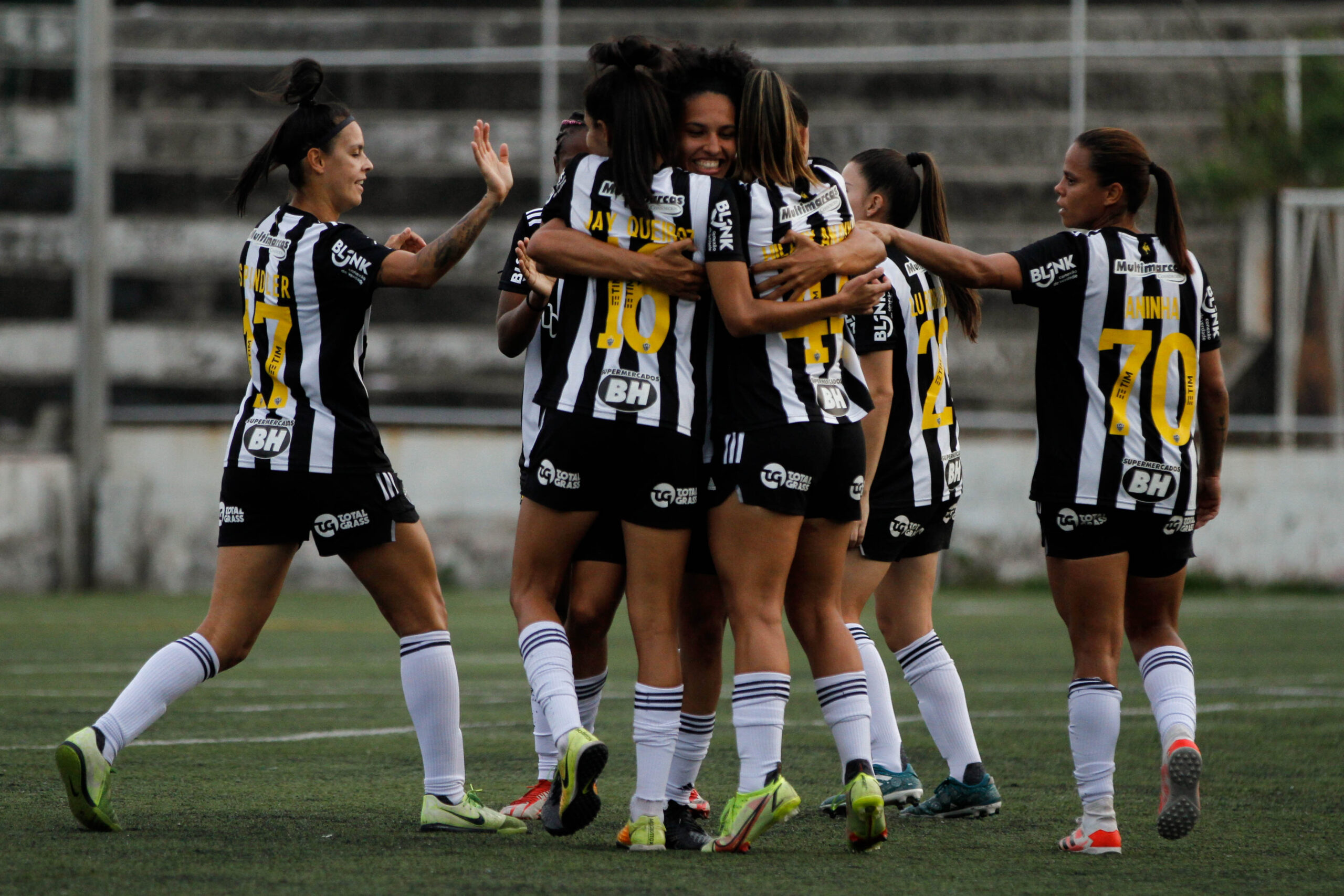 Vingadoras comemoram gol marcado por Aila contra o Araguari. Foto: Fabio Pinel/Atlético