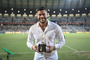 Hulk recebe troféu de artilheiro do Mineirão na temporada