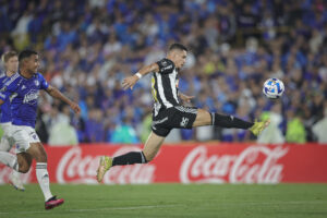 Com golaço de Paulinho, Galo empata na Colômbia