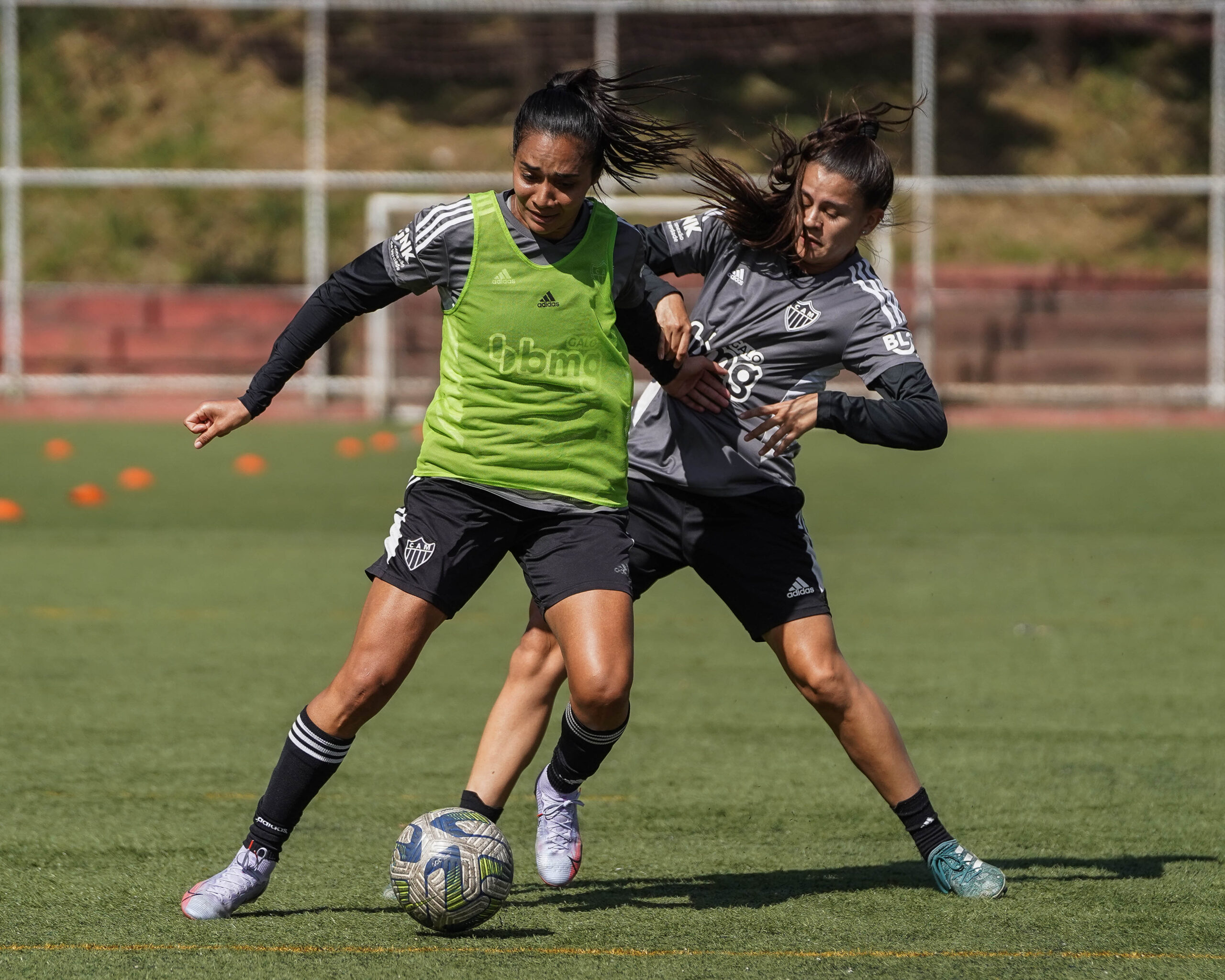 Neném (E) e Luana Rodrigues disputam bola durante treino das Vingadoras. Foto: Fabio Pinel/Atlético