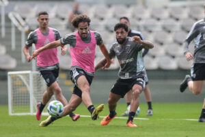 Galo treina para enfrentar o Corinthians