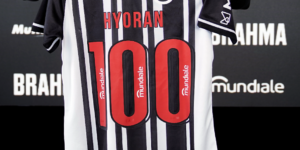 Hyoran recebe homenagem pelos 100 jogos com a camisa do Galo