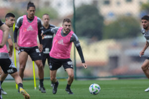 Galo treina para encarar o Athletico-PR