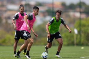 Galo treina para enfrentar o Internacional