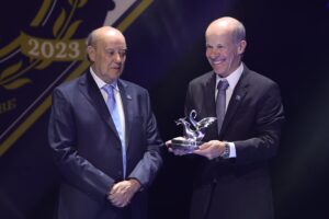 Presidente do Conselho é homenageado pelo Futebol Clube do Porto
