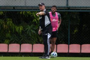 Felipão trabalha equipe para enfrentar o Palmeiras