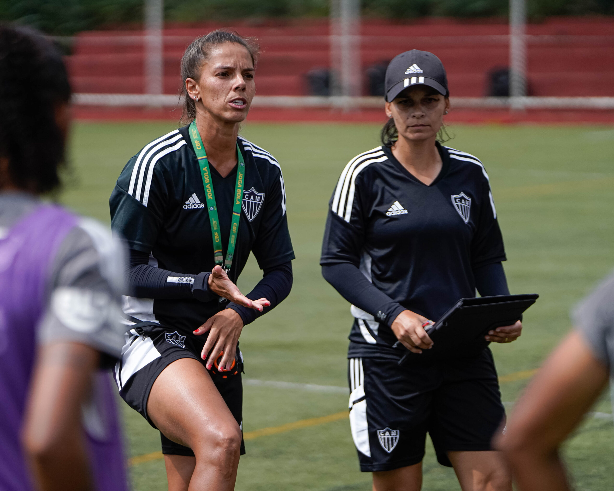 Técnica Vantressa Ferreira (E) e a auxiliar Roberta Batista. Foto: Fabio Pinel / Atlético