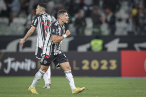 Paulinho pode completar 50 jogos pelo Galo