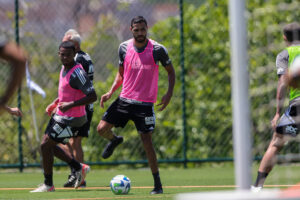 Galo treina para a partida contra o Corinthians