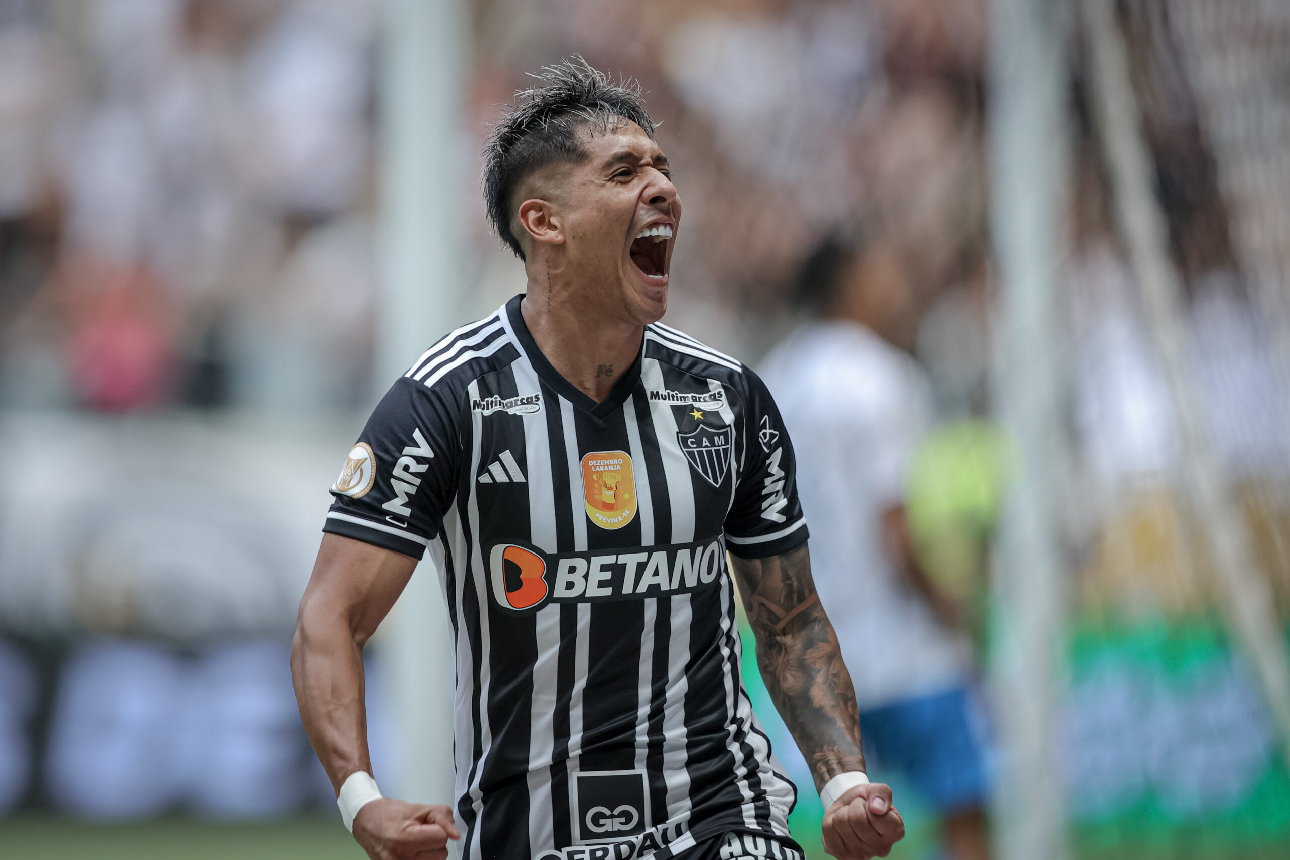 Caetano com a bola nos pés durante o jogo contra o Grêmio