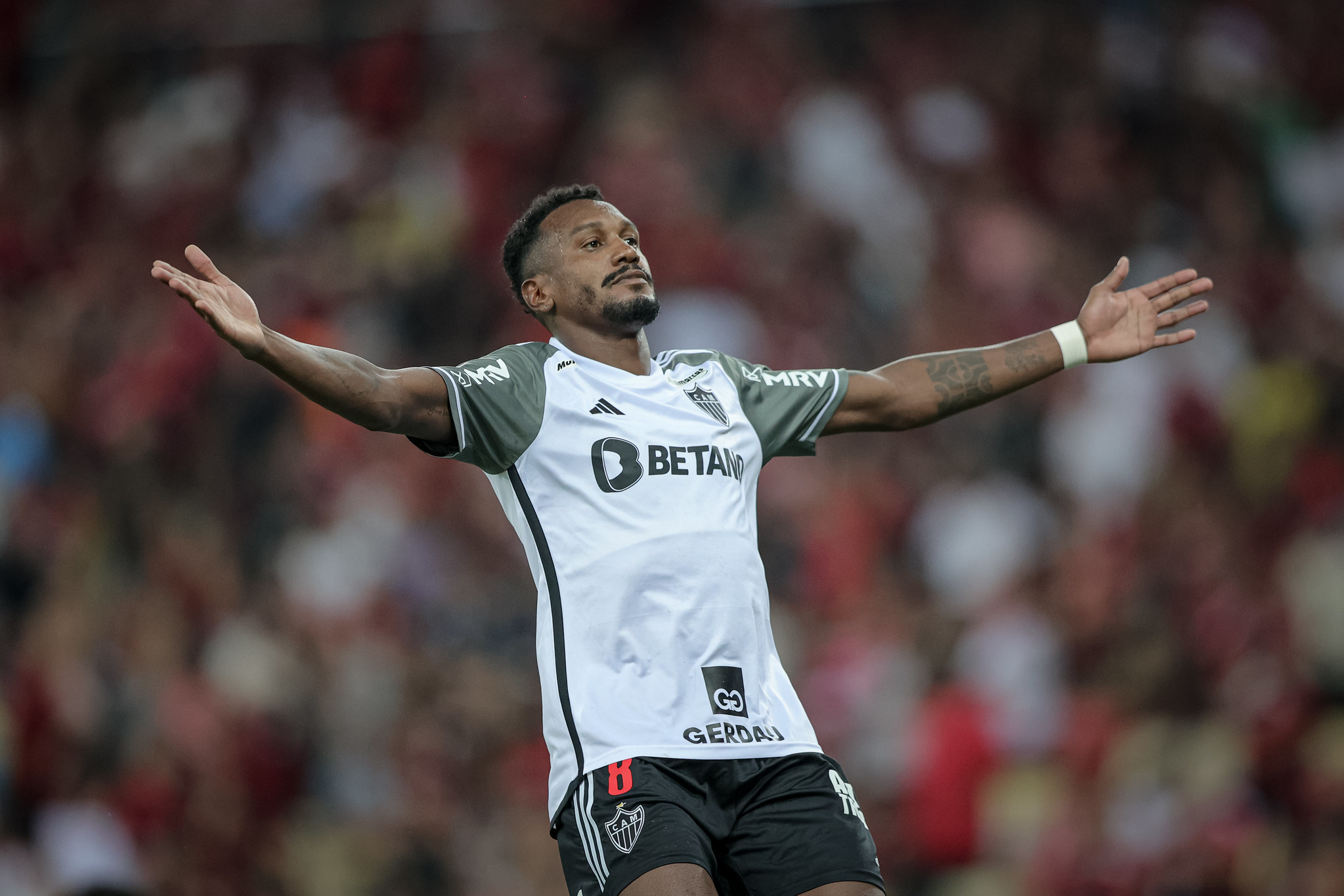 Atlético-MG goleia Flamengo por 3 x 0 no Maraca e encosta no Palmeiras