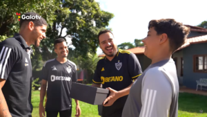 Surpresa! Rubens entrega nova camisa para sócio GNV