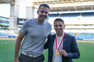 Victor Bagy presenteia Rodrigo Caetano com medalha de campeão mineiro