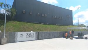 Mural Alvinegro começa a ser instalado na Arena MRV