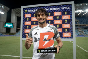 Gustavo Scarpa é eleito jogador do mês no Brasileiro