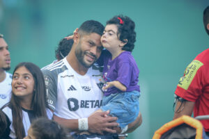 Hulk com Mariazinha, durante América 1x1 Galo