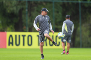 Gabriel Milito, técnico do Galo, em treino no dia 9 de junho de 2024