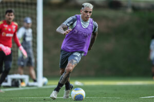 Renzo Saravia em treino do Galo