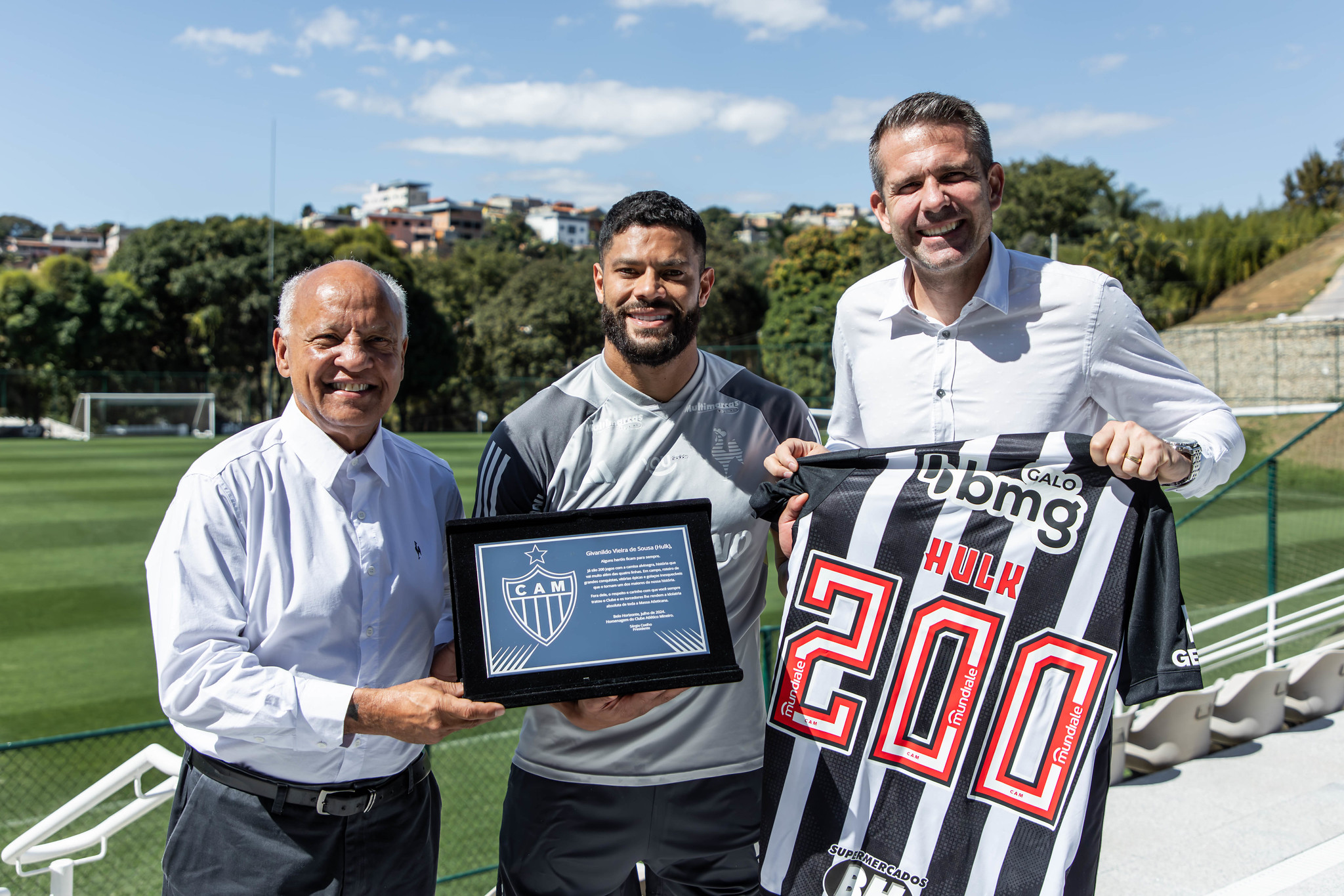 Reinaldo, Hulk e Victor - homenagem a Hulk pelos 200 jogos