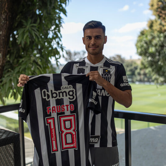 Fausto Vera assina contrato com o Galo