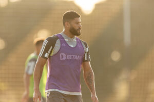 Atacante Hulk em treino do Galo