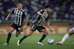 Com apenas uma derrota nos últimos 11 jogos, Jonathan avalia momento do  Atlético-GO e projeta confronto com o Coritiba