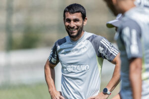 Junior Alonso sorri - treino do Galo