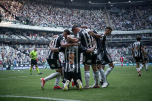 Galo faz grande jogo em casa e vence o Bragantino pelo Brasileirão