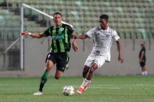 Com um a menos, Galinho segura empate no 1º jogo da decisão do Estadual