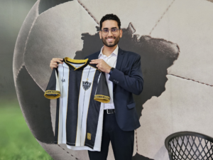 Vencedor do Manto da Massa visita produção da camisa