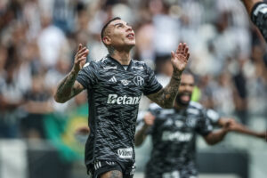 Eduardo Vargas chega a 30 gols pelo Galo