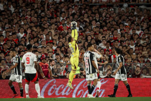 Finalista! Everson é gigante em River x Galo