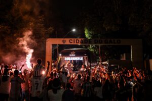 Torcida leva apoio na saída da delegação da Cidade do Galo