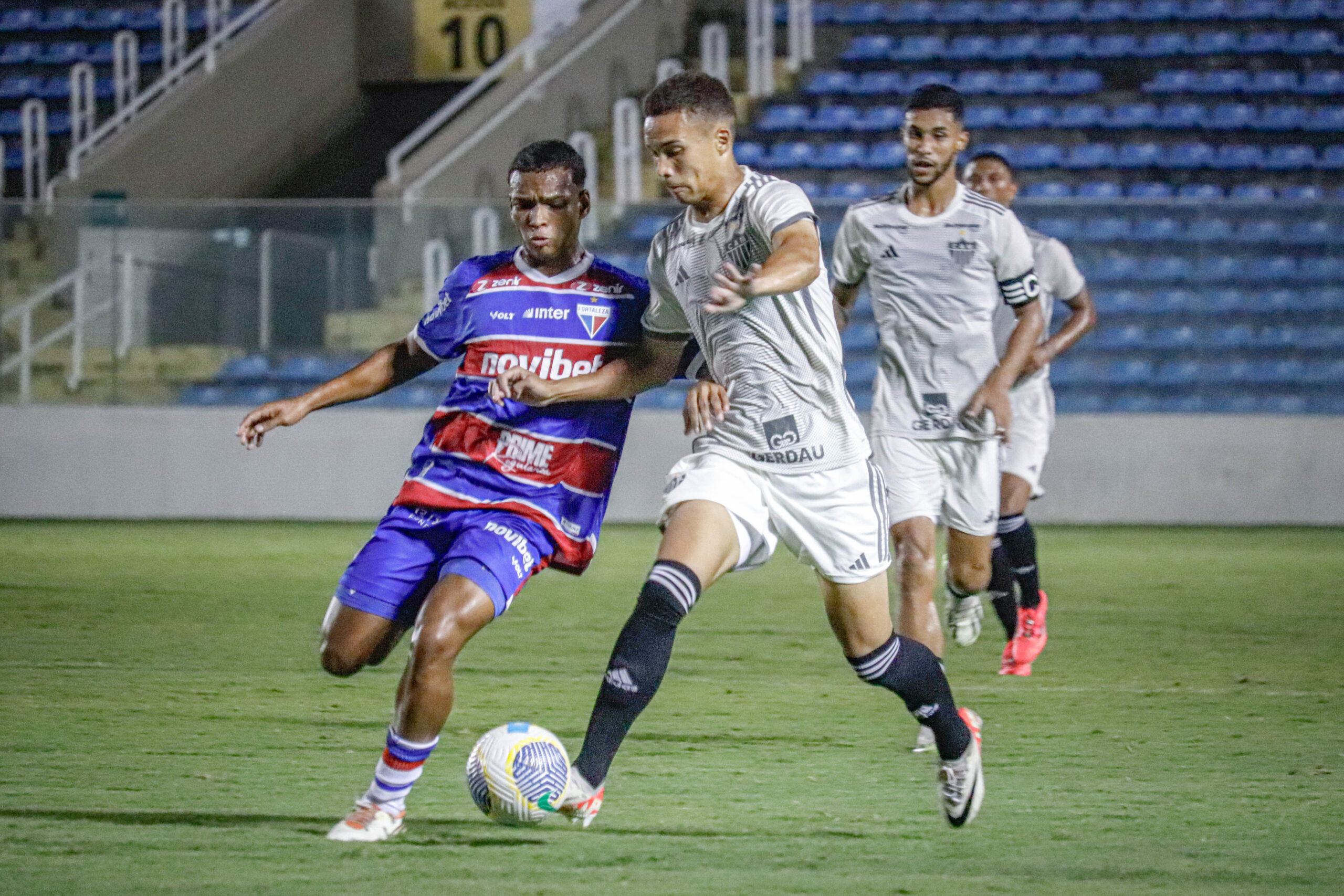 João Rafael em disputa de bola no empate sem gols contra o Fortaleza. Foto: Fabio Pinel / Atlético