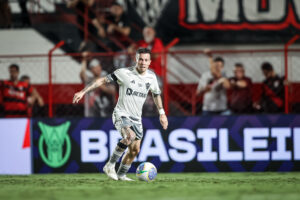 Bernard supera lesão e volta a atuar pelo Galo